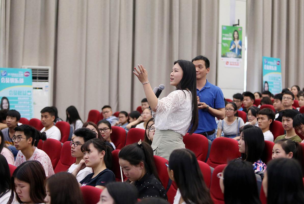 评委为大学生路演鼓掌