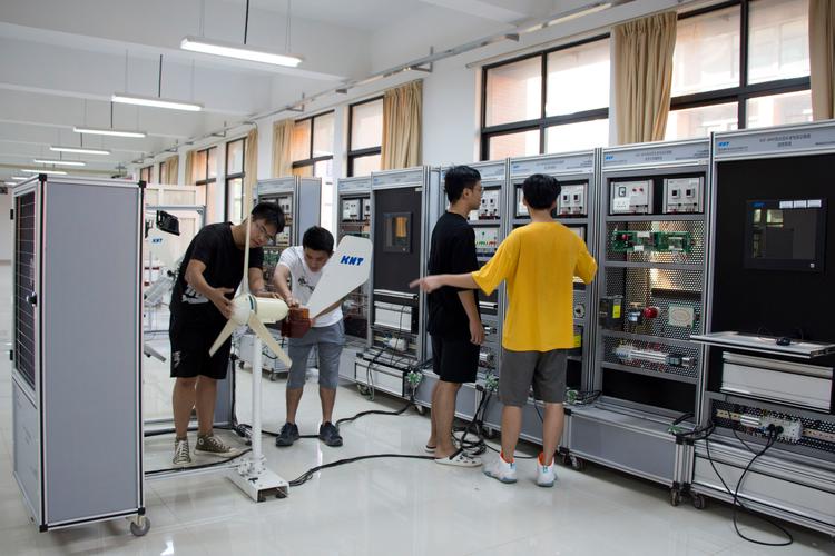 职业教育实训课堂学生操作机器