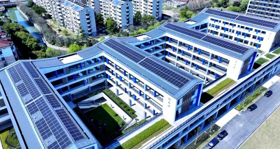 学校屋顶太阳能板与垂直花园