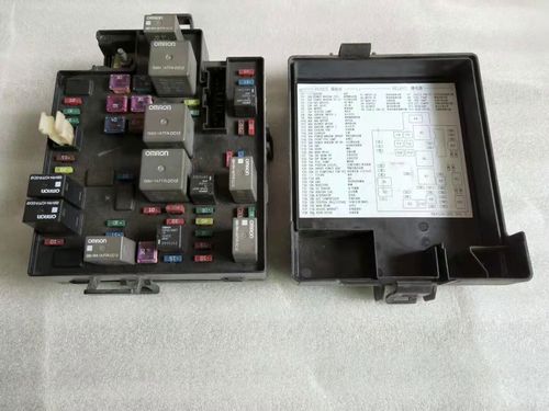 汽车发动机舱继电器盒拆解实物图