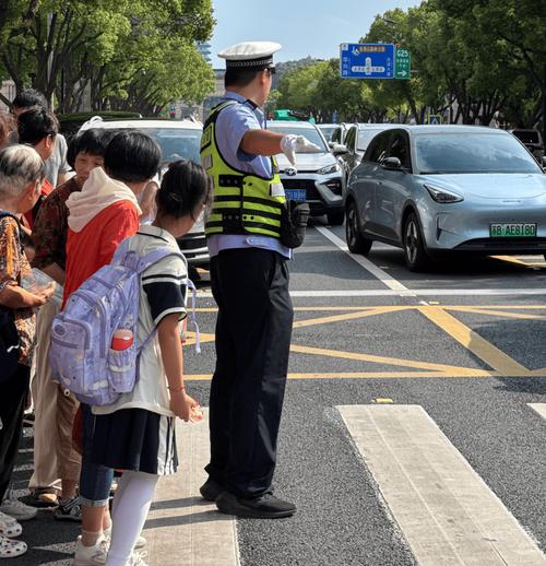 小学生项目式学习路口车流统计实拍