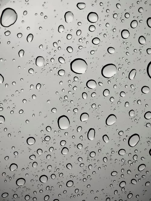 细雨滴落玻璃特写微距摄影