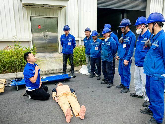工业厂房内团队冲突场景抓拍
