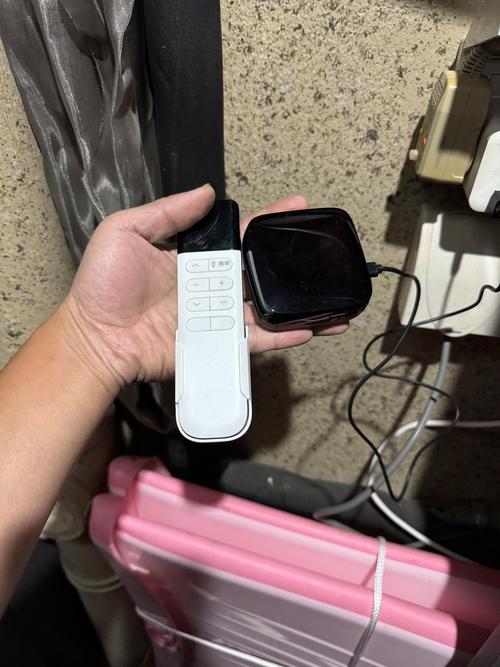 普通出租屋墙角摆放的万能红外遥控器和智能网关