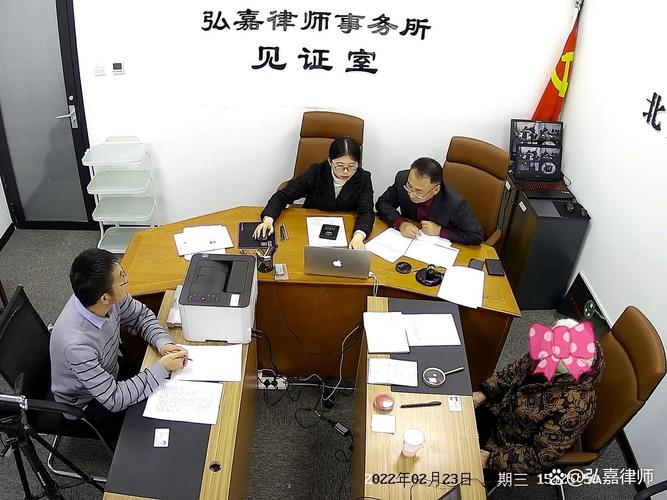继承律所律师在会议室给客户讲解遗嘱条款的实拍