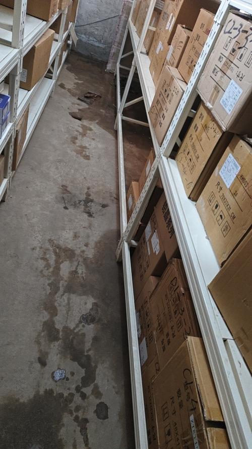 制造车间墙角待返修不合格品堆