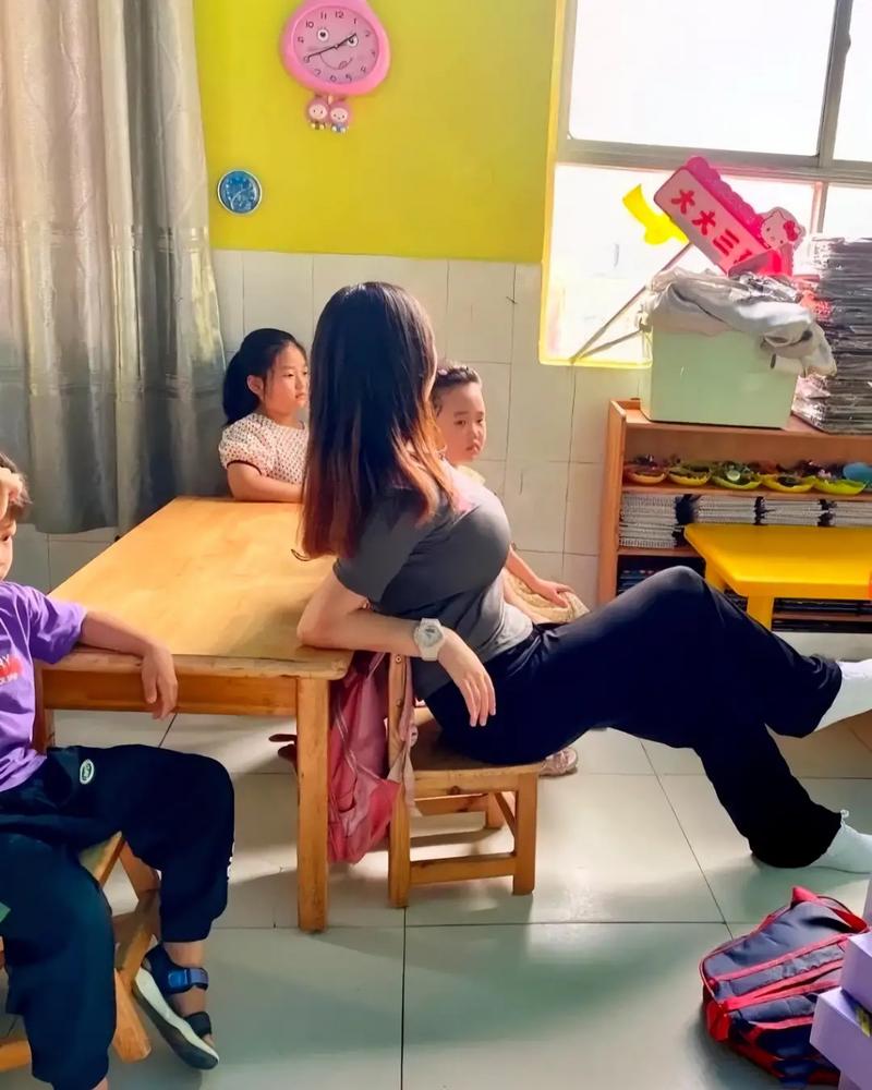 幼儿园面试家长紧张等待特写
