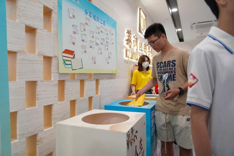图书馆老师为学生包书盲盒活动场景