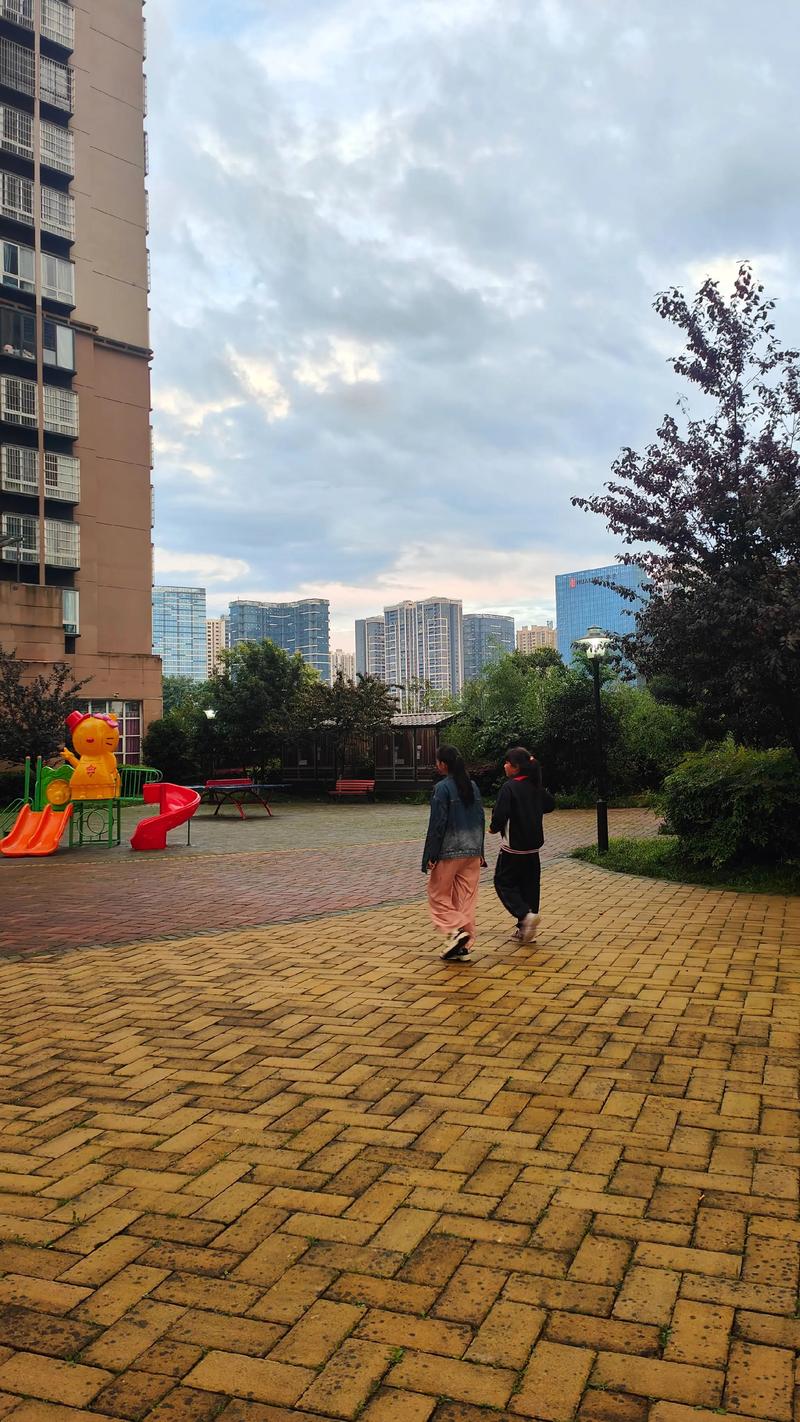 城市小区公园饭后慢走休闲场景图