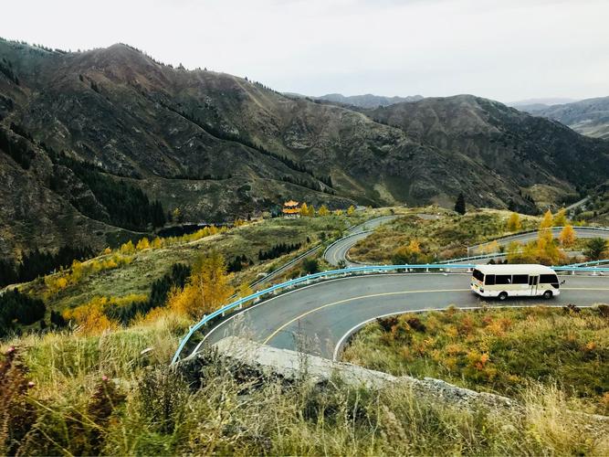 新疆天山天池景区盘山公路区间车行驶场景