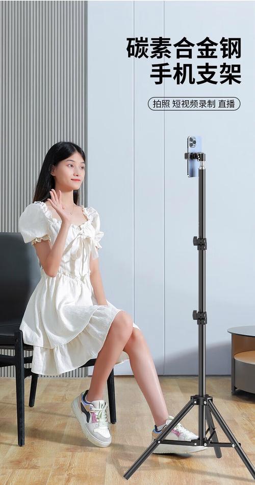 舞者对着手机支架录制练习视频回看纠正