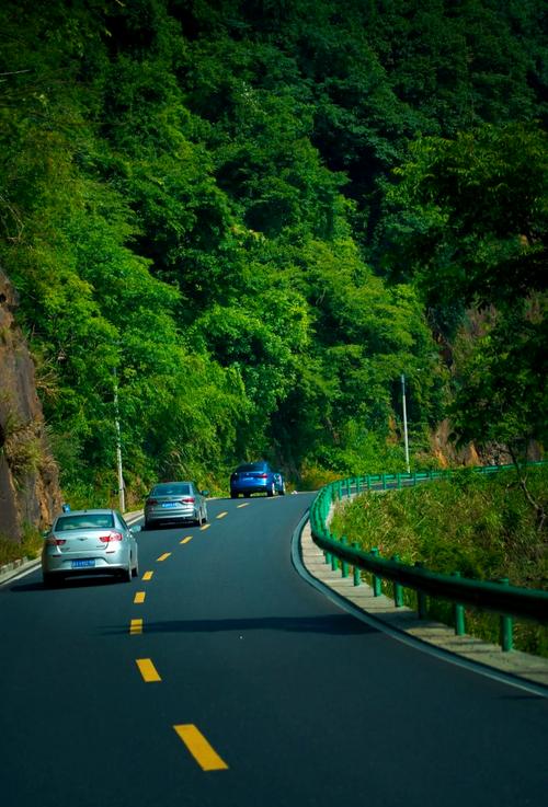 新手自驾游山间平缓柏油公路风景