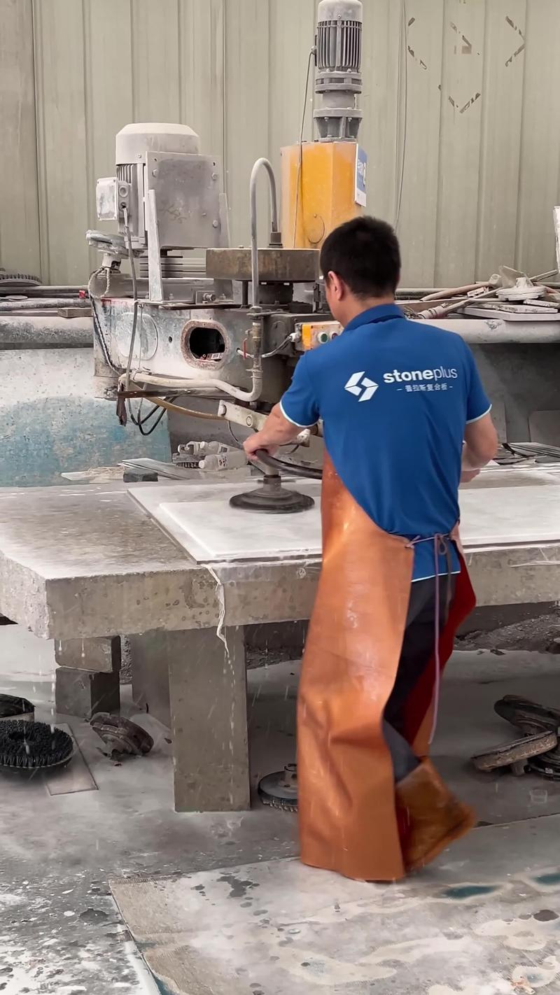 工业磨料用于汽车工件抛光加工现场