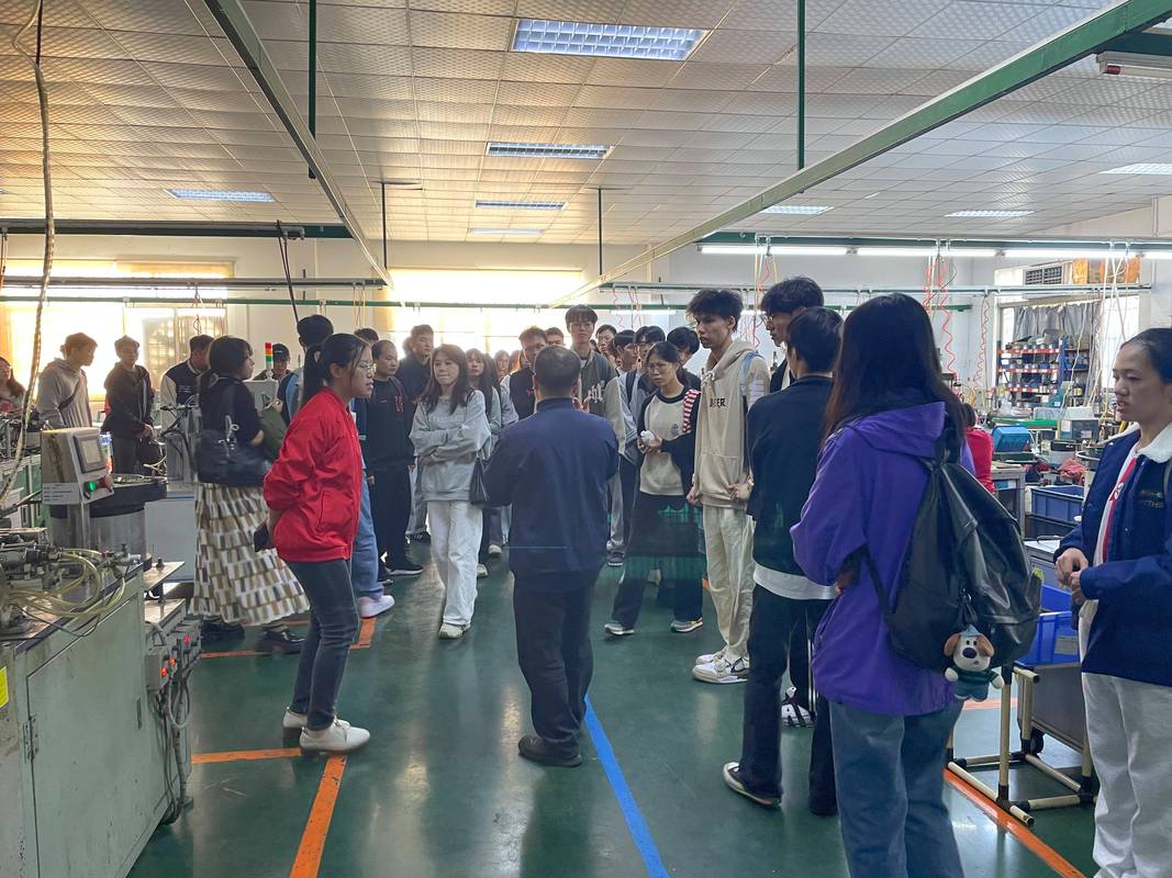 大学生在企业生产线上进行实习实践