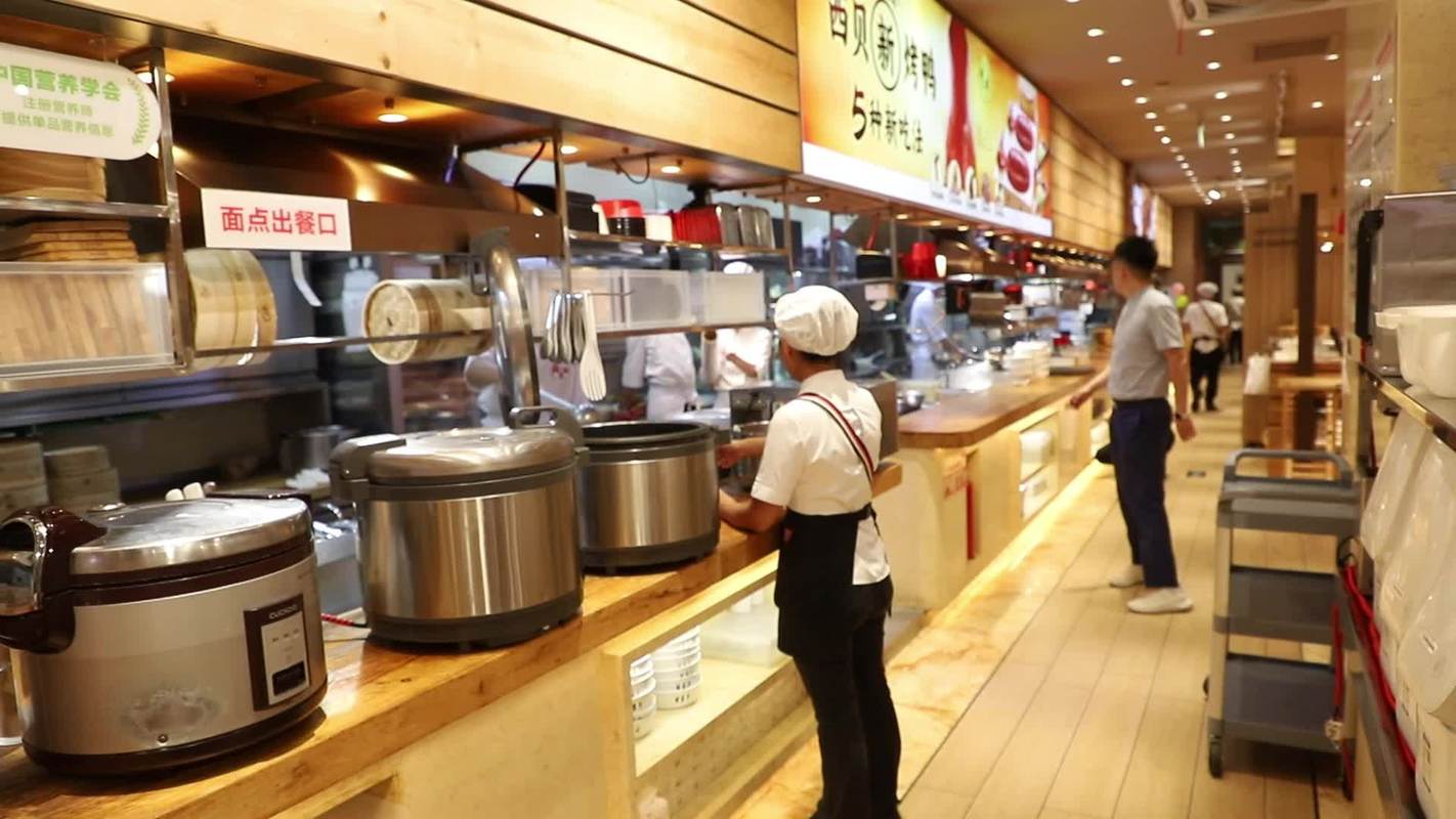 城市写字楼楼下连锁中式快餐门店明厨出餐口