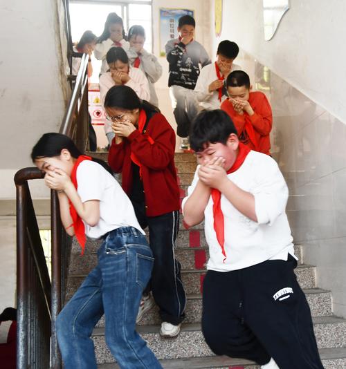 学校应急疏散演练学生嬉笑走出教学楼