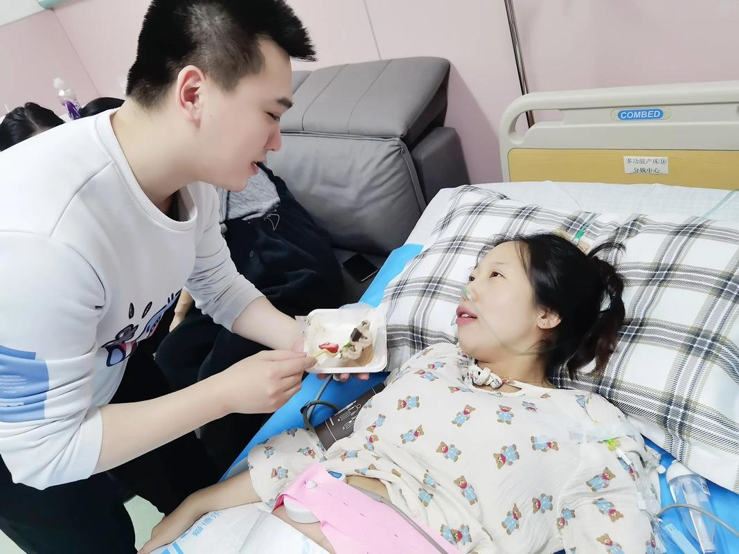 妻子在医院悉心照料丈夫的侧影