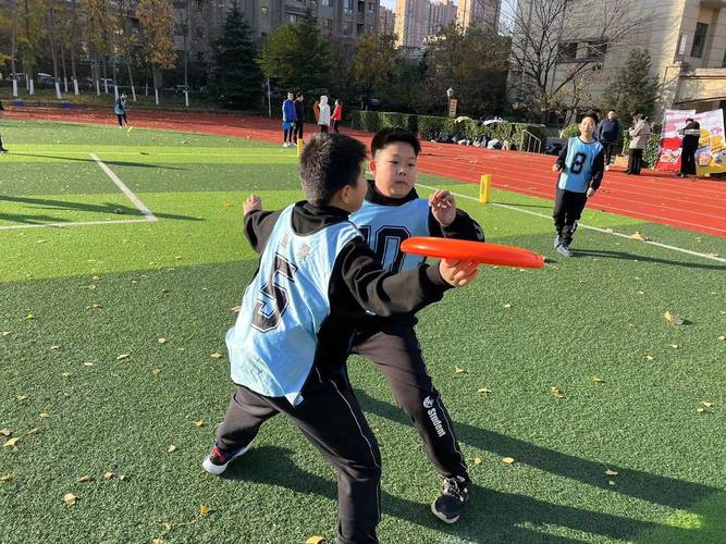 小学阳光体育大课间飞盘活动场景