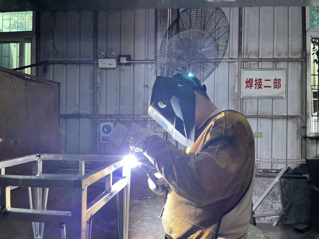 焊接车间弥漫着烟尘工人仍在操作