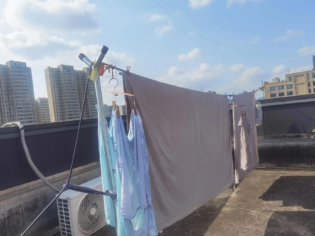 晴朗天气下阳台晒被子场景