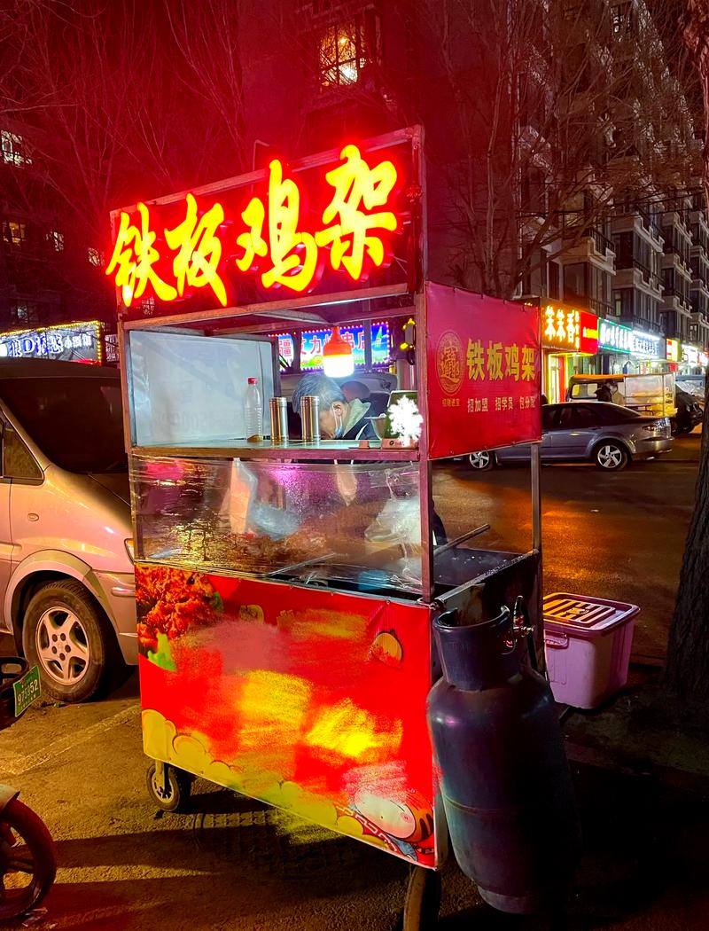 德州火车站出站口路边铁皮扒鸡摊