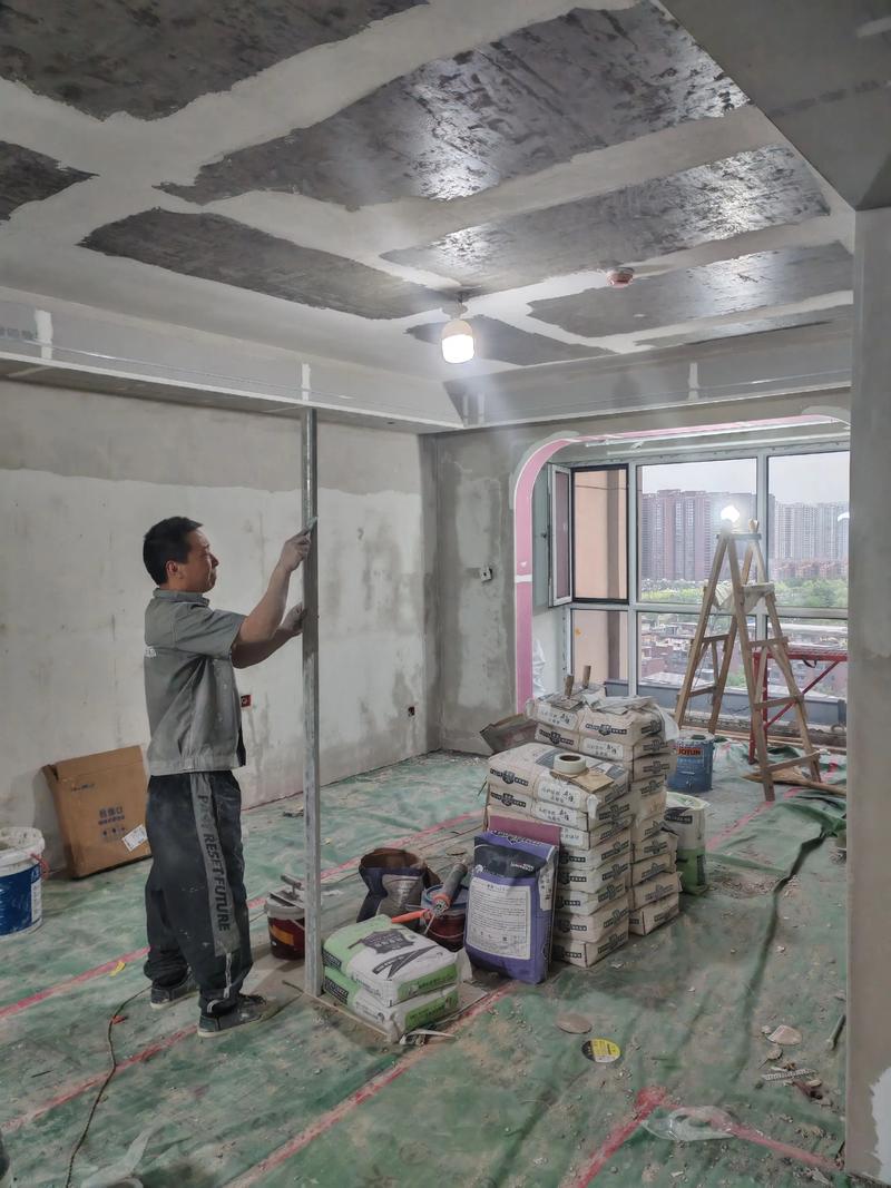 装修工人刮腻子现场施工场景