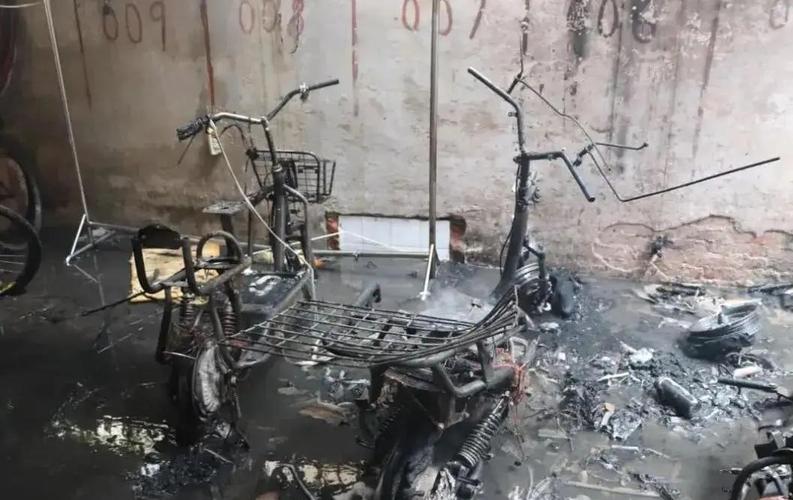 电动自行车入户充电火灾后房屋残骸