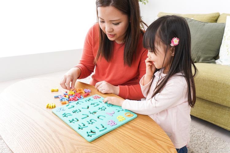 孩子玩数学小游戏时开心的笑脸亲子时光