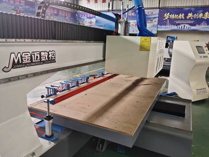 木工师傅使用切割机加工生态板边缘