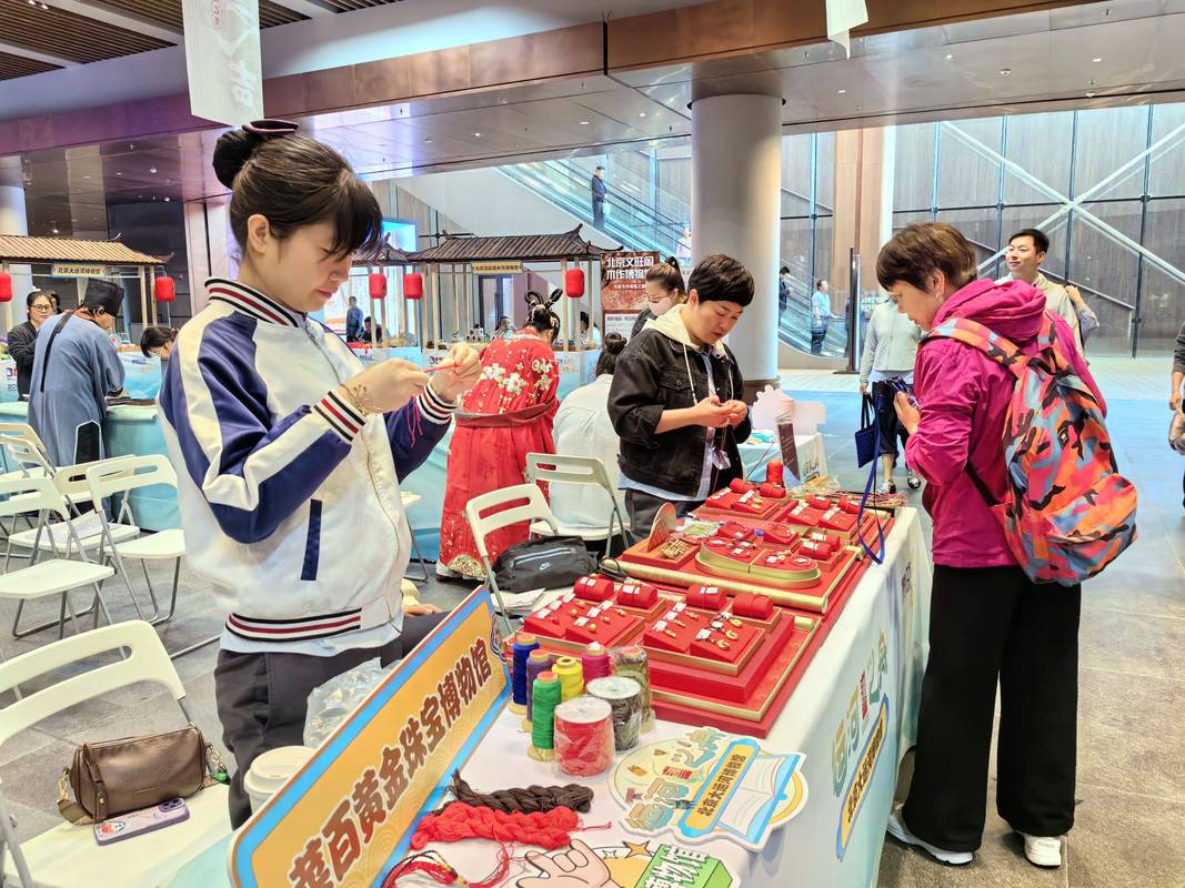 国货品牌和年轻人互动线下市集现场