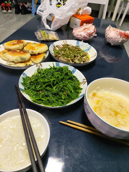 家常杂粮粥配清炒时蔬的清淡晚餐场景