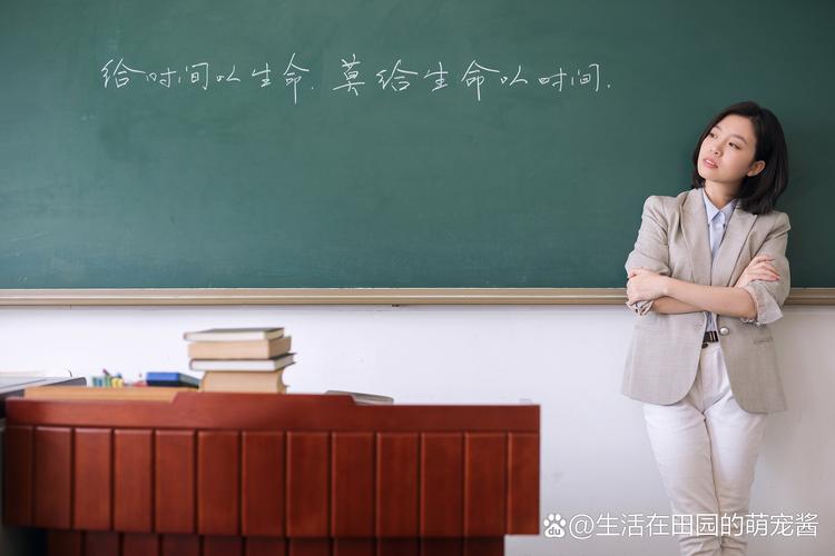 中学教室讲台上学生攥着演讲稿衣角僵硬站立的特写