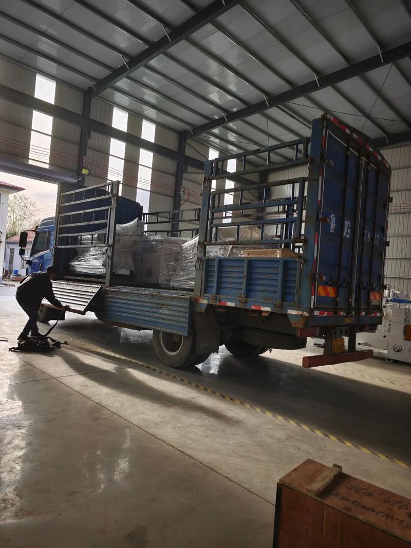 工业闲置设备流转交易装车现场图