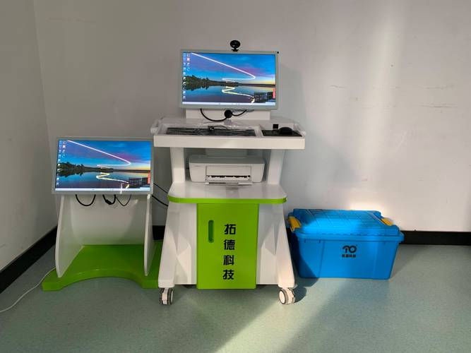 流水线上的智能检测设备，屏幕上显示儿童发育评估界面，隐喻