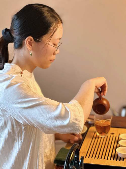 茶艺师专注冲泡紫砂壶特写