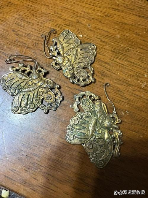 整理旧物时翻出的各种纪念品