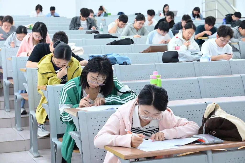 同等学力全国统考考场紧张气氛