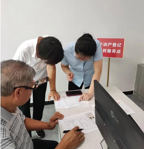 继承律所律师核对不动产继承登记材料场景