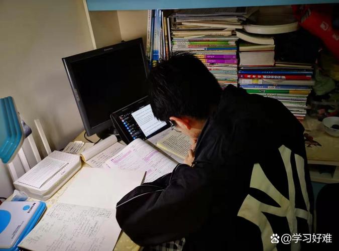高中生深夜刷题崩溃伏案揉纸