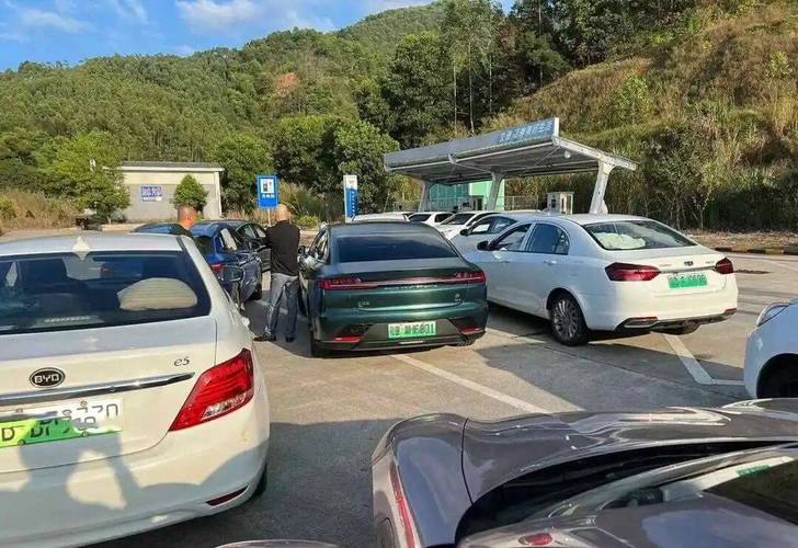 电动车高速服务区充电排队车辆