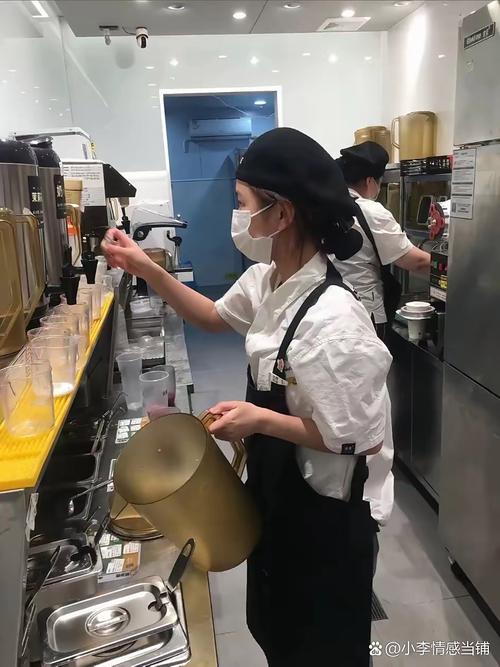 大学生兼职奶茶店工作场景