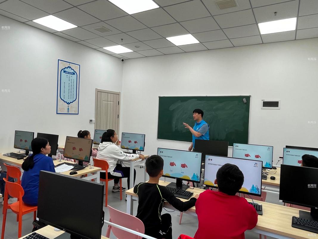编程培训课堂实操场景