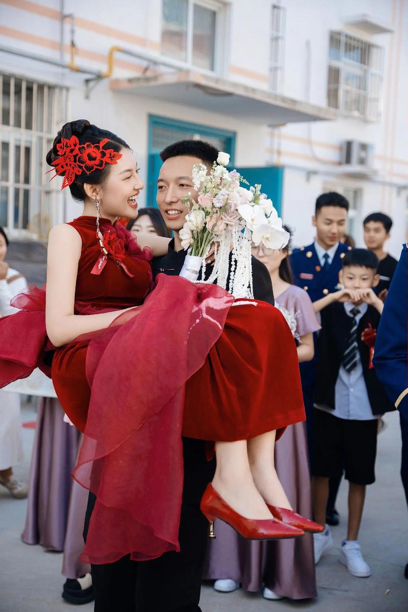 婚礼现场新人感动拥抱特写