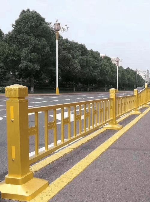 浸塑处理完成后的市政道路隔离护栏成品