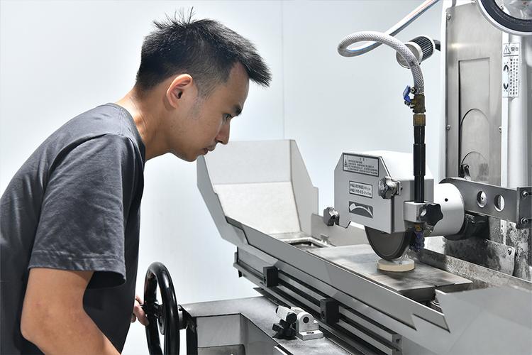 苏州精密轴承车间老师傅操作老磨床