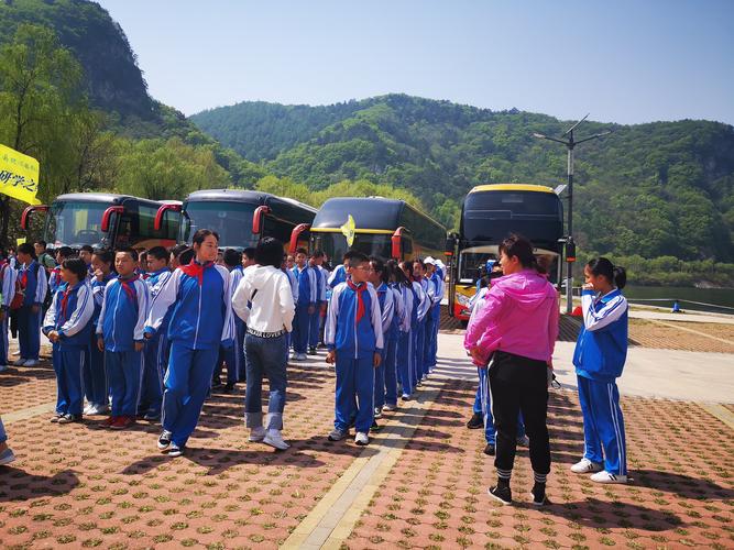 研学旅行初中生挤大巴田埂门口场景