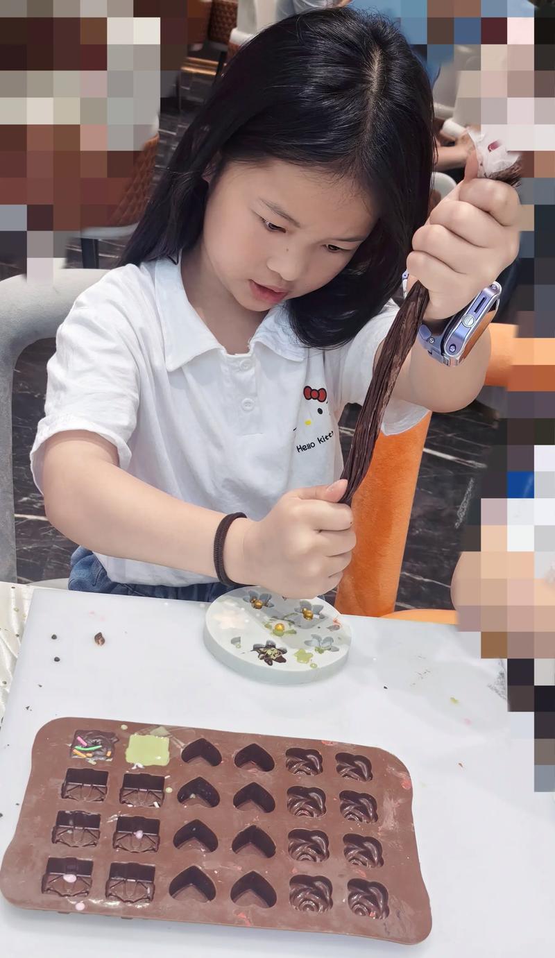 亲子家庭在巧克力工厂体验DIY制作