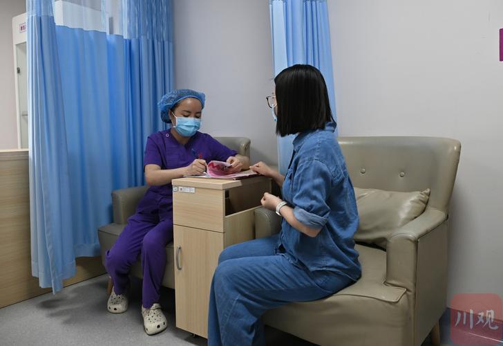 母乳捐赠者正在进行健康筛查抽血