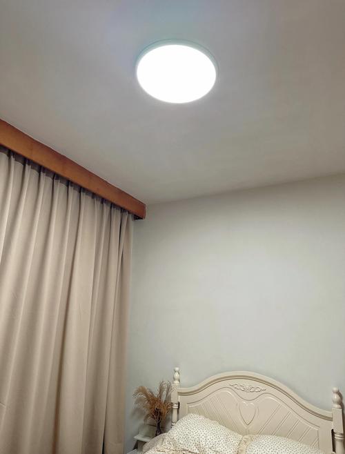 出租屋老式吸顶灯冷白光实景
