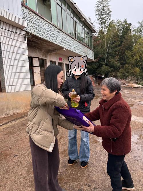 法院门口母亲接幼儿回家实拍照片